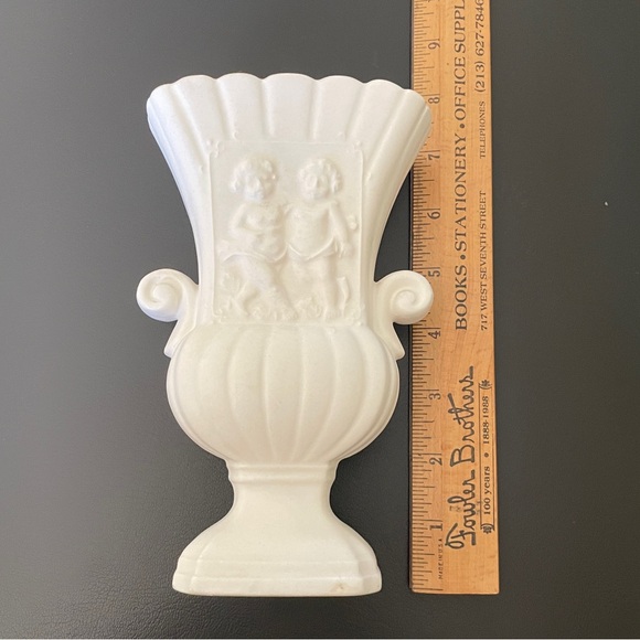 Vintage White Vase With cherubs Made In China Matt Glaze - Picture 6 of 8